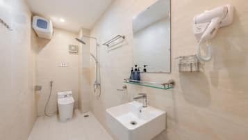 Douche, sèche-cheveux, serviettes fournies, savon