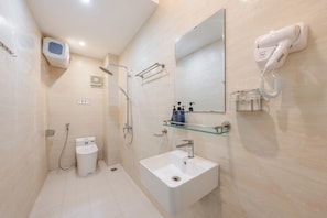 Douche, séchoir à cheveux, serviettes fournies, savon