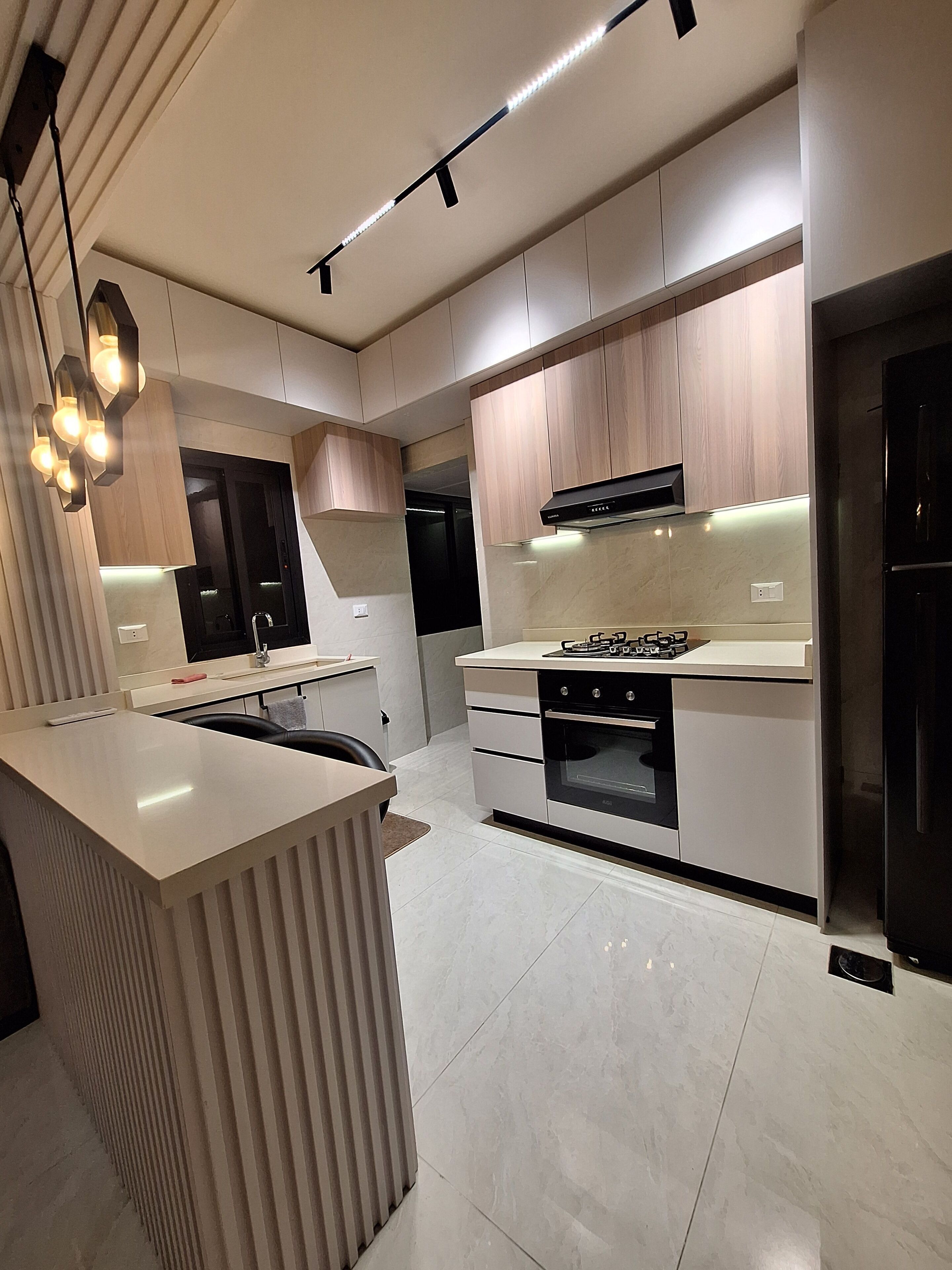Fridge, oven, stovetop, cookware/dishes/utensils