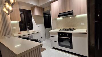 Fridge, oven, stovetop, cookware/dishes/utensils