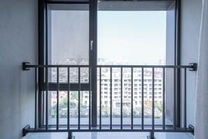 Apartamento superior, 3 habitaciones, balcón, vistas a la ciudad | Interior