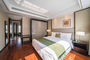 Apartamento superior, 3 habitaciones, balcón, vistas a la ciudad | Escritorio, espacio para trabajar con un portátil, wifi gratis