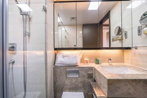 Apartamento superior, 3 habitaciones, balcón, vistas a la ciudad | Baño | Artículos de higiene personal gratuitos, secador de pelo y zapatillas
