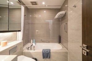 Apartamento superior, 3 habitaciones, balcón, vistas a la ciudad | Baño | Artículos de higiene personal gratuitos, secador de pelo y zapatillas