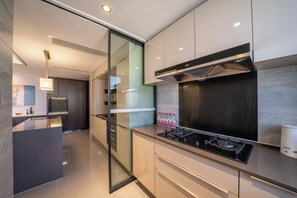 Superior-Apartment, 3 Schlafzimmer, Balkon, Stadtblick | Eigene Küche | Kühlschrank, Mikrowelle, Herdplatte, Kochgeschirr/Geschirr/Besteck