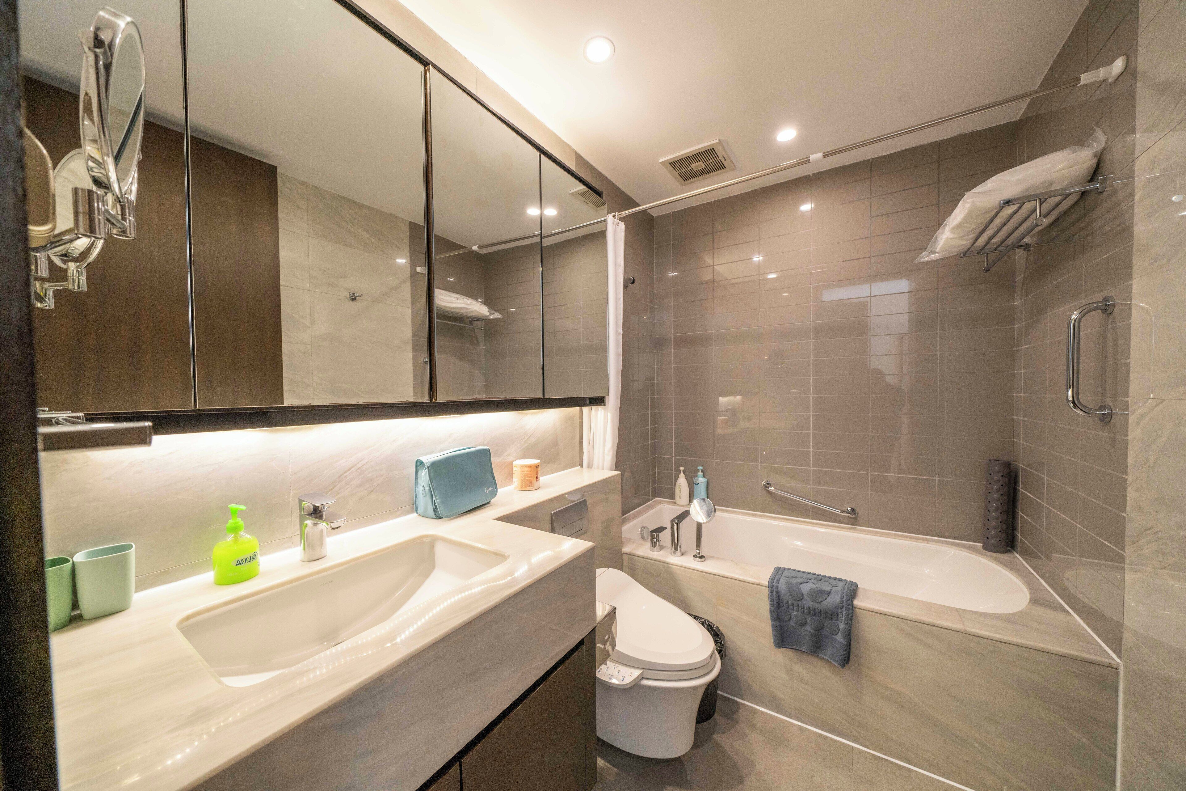 Appartement Supérieur, 3 chambres, balcon, vue ville | Salle de bain | Articles de toilette gratuits, sèche-cheveux, chaussons