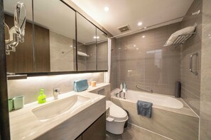 Apartament superior, 3 dormitoris, balcó, vistes a la ciutat | Bany | Articles de tocador gratuïts, assecador de cabells i sabatilles 