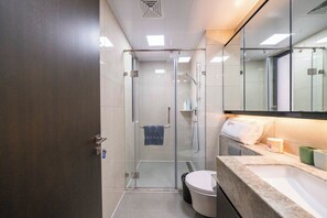Apartamento superior, 3 habitaciones, balcón, vistas a la ciudad | Baño | Artículos de higiene personal gratuitos, secador de pelo y zapatillas