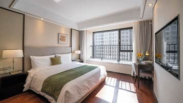 Superior-Apartment, 3 Schlafzimmer, Balkon, Stadtblick | Schreibtisch, laptopgeeigneter Arbeitsplatz, kostenloses WLAN