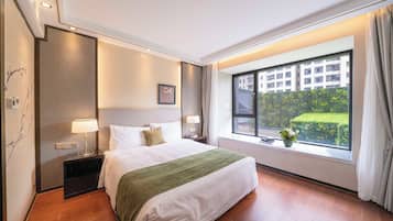 Apartamento superior, 2 quartos, sacada, vista para a cidade | Escrivaninha, espaço de trabalho para notebook, Wi-Fi de cortesia