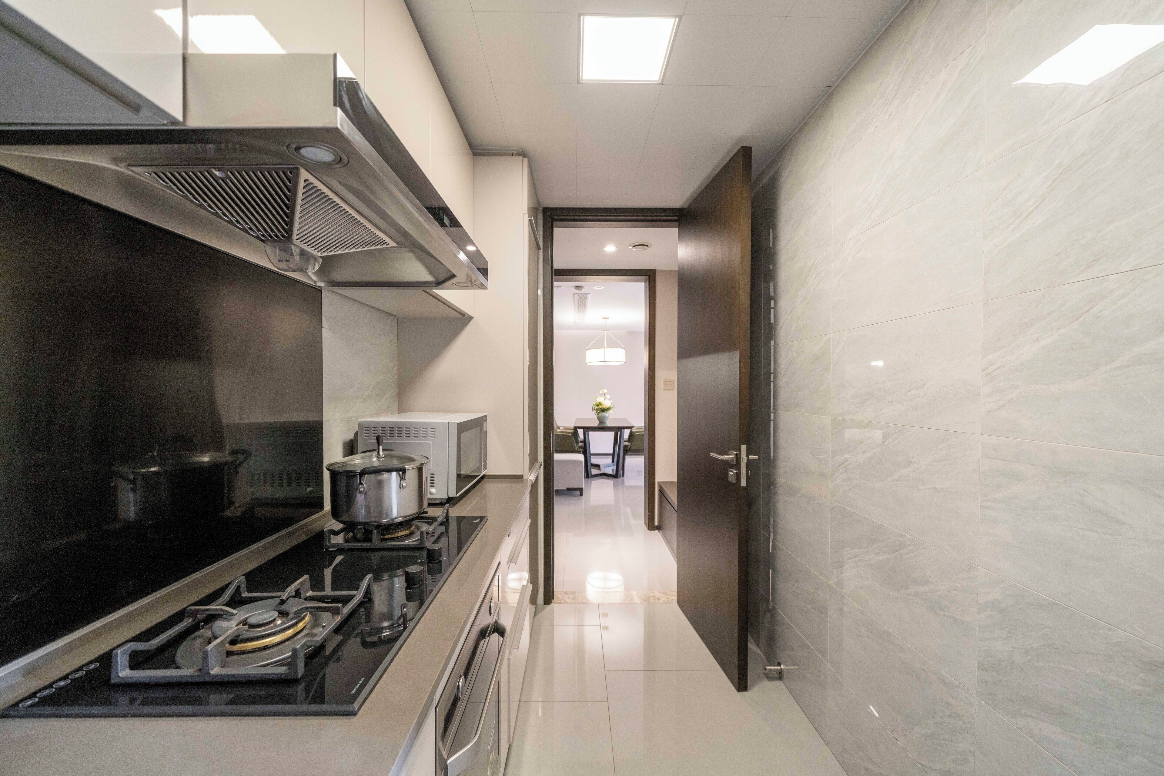 Geladeira, micro-ondas, cooktop, talheres/pratos/utensílios de cozinha