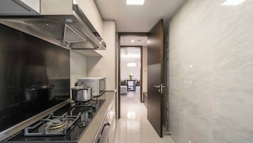 Geladeira, micro-ondas, cooktop, talheres/pratos/utensílios de cozinha