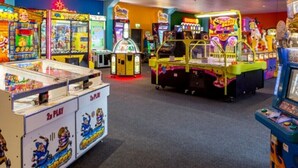 Eine Indoor-Spielhalle mit verschiedenen Spielautomaten.