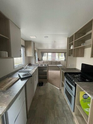 Cookware/dishes/utensils - Seawick Holiday Park - Holiday Accommodation 20758 (Clacton-on-Sea)