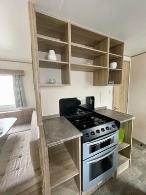 Cookware/dishes/utensils - Seawick Holiday Park - Holiday Accommodation 20758 (Clacton-on-Sea)