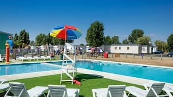 Una piscina techada, una piscina al aire libre