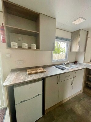 Cookware/dishes/utensils - Seawick Holiday Park - Holiday Accommodation 20758 (Clacton-on-Sea)