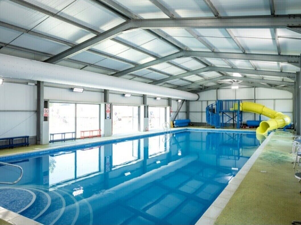 室內游泳池和室外游泳池