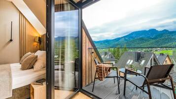 Superior studio suite, balkon, uitzicht op bergen | Een strijkplank/strijkijzer, gratis wifi