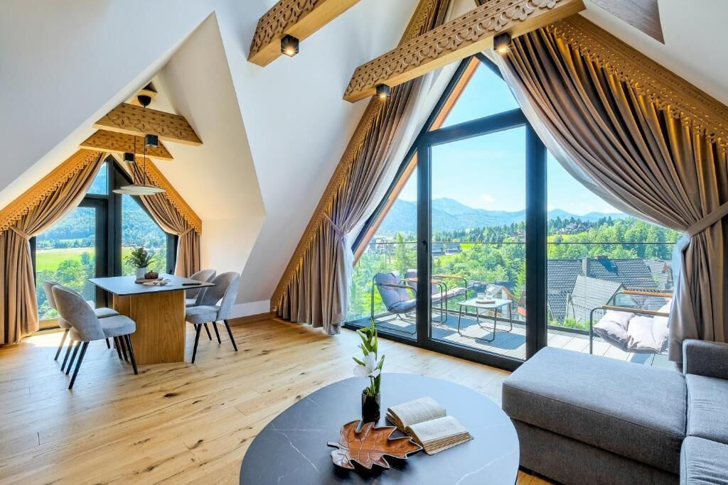 Appartement Premium, vue montagne | Coin séjour | Télévision LED, jouets