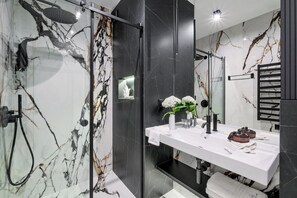 Premium-Apartment, Terrasse, Bergblick | Badezimmer | Dusche, Regendusche, Haartrockner, Fußbodenheizung (Badezimmer)