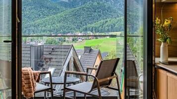 Superior Studio Suite, Balcony, Mountain View | Interior