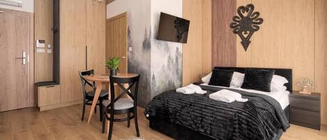 Superior Studio Suite, Mountain View | Iron/ironing board, free WiFi, bed sheets