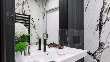 Premium appartement, uitzicht op bergen | Badkamer