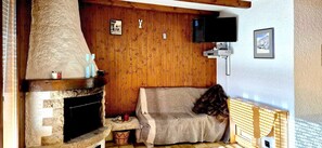 Living area - Charming Vintage Flat near Spa & Slopes (Ovronnaz)