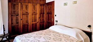 1 bedroom, iron/ironing board, Internet, bed sheets - Charming Vintage Flat near Spa & Slopes (Ovronnaz)