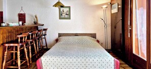 1 chambre, fer et planche à repasser, accès Internet, draps fournis