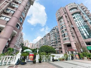 Exterior - Tyms Gubei  2BR Apt near Gubei Road (Shanghai)