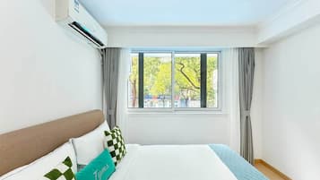 Departamento de lujo, 2 habitaciones, vista a la ciudad | Escritorio, espacio para trabajar con laptop y wifi gratis