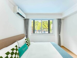 Desk, laptop workspace, free WiFi - Tyms Gubei  2BR Apt near Gubei Road (Shanghai)