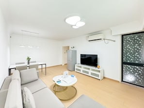 Living area - Tyms Gubei 2BR Apt near Gubei Road (Shanghai)