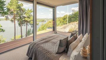 Een strijkplank/strijkijzer, internet, beddengoed