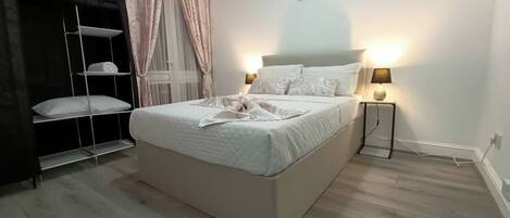 Strykejern/-brett, internettilgang og sengetøy