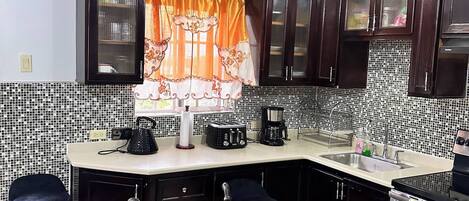 冷蔵庫、電子レンジ、オーブン、コーヒー / ティーメーカー