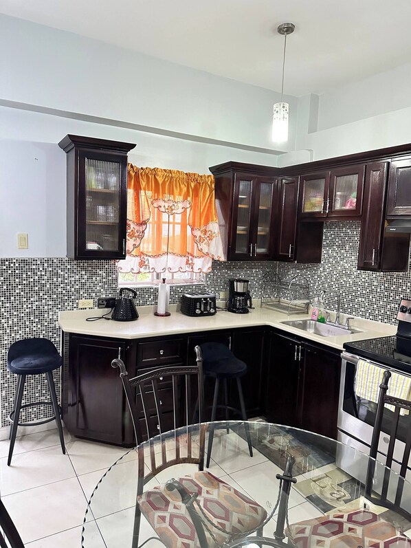 Refrigerador, microondas, horno y cafetera y tetera 