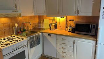 Kylskåp, mikrovågsugn, ugn och spishäll