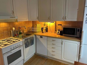 Kylskåp, mikrovågsugn, ugn och spishäll