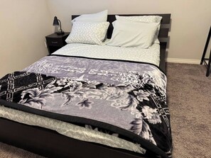 1 bedroom, iron/ironing board, Internet, bed sheets - Quiet & Comfortable 1-Bedroom (Calgary)