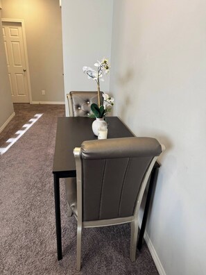 Dining - Quiet & Comfortable 1-Bedroom (Calgary)
