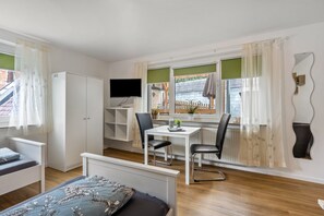 5 slaapkamers, een bureau, een strijkplank/strijkijzer, wifi