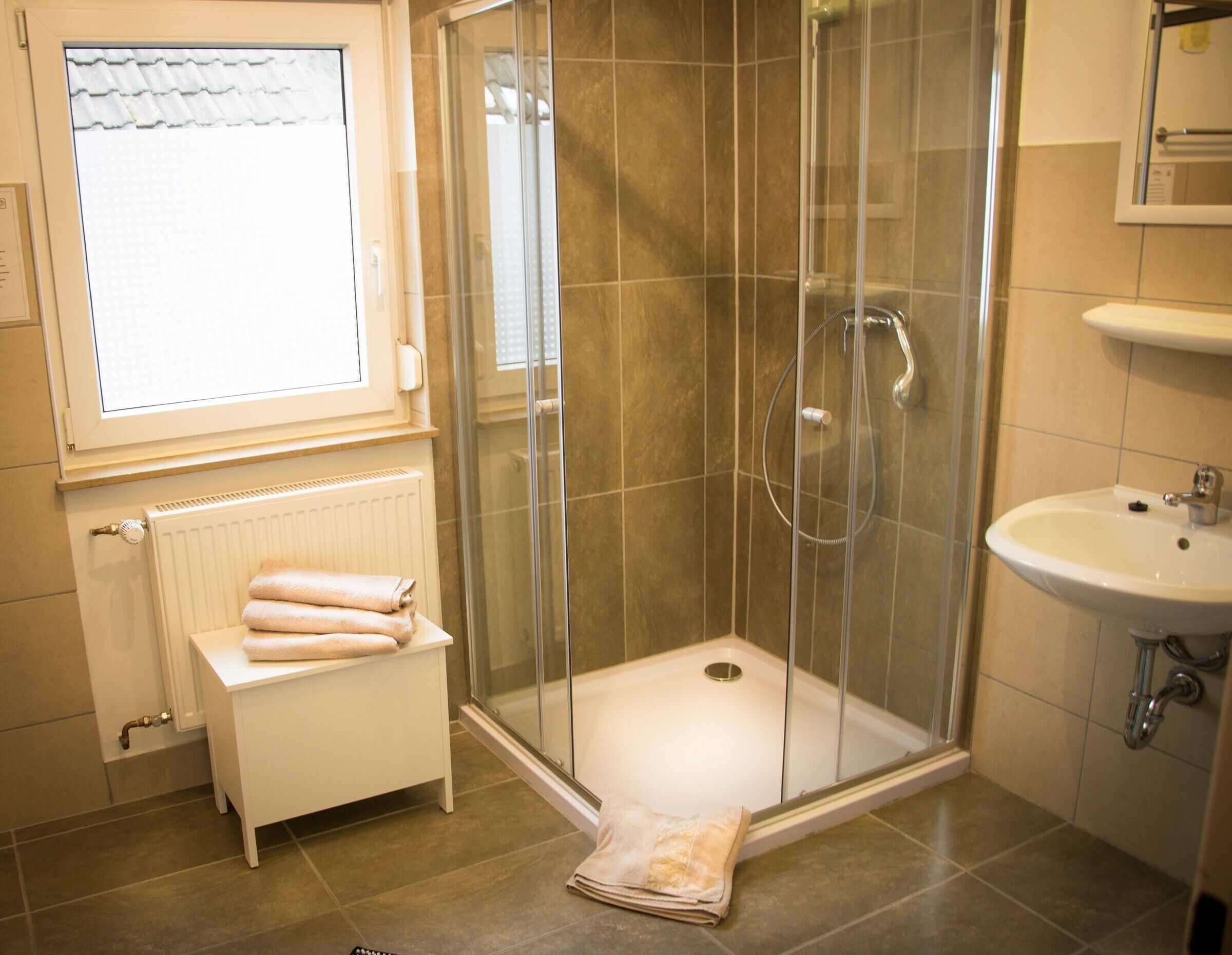 Een douche, een haardroger, handdoeken