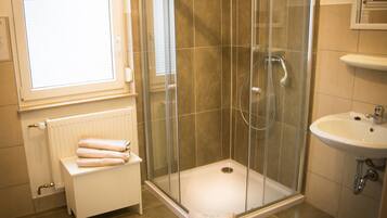 Een douche, een haardroger, handdoeken