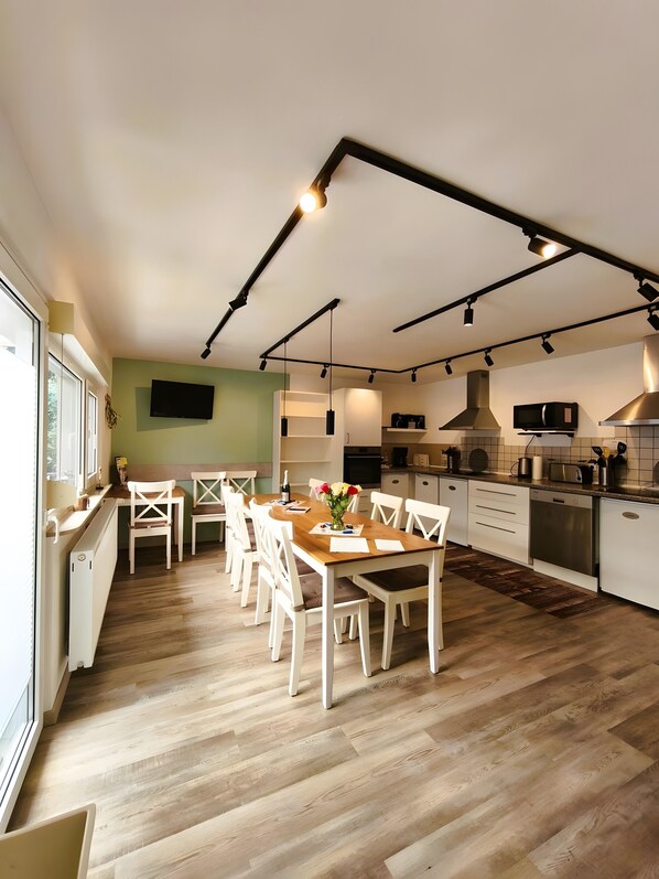 Dining - Holiday Home "Zum Burgfried" with Castle View, Private Terrace and Wi-Fi (Usingen)