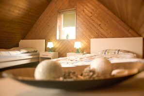 Iron/ironing board, WiFi, bed sheets - Holiday Home "Zum Burgfried" with Castle View, Private Terrace, and Wi-Fi (Usingen)