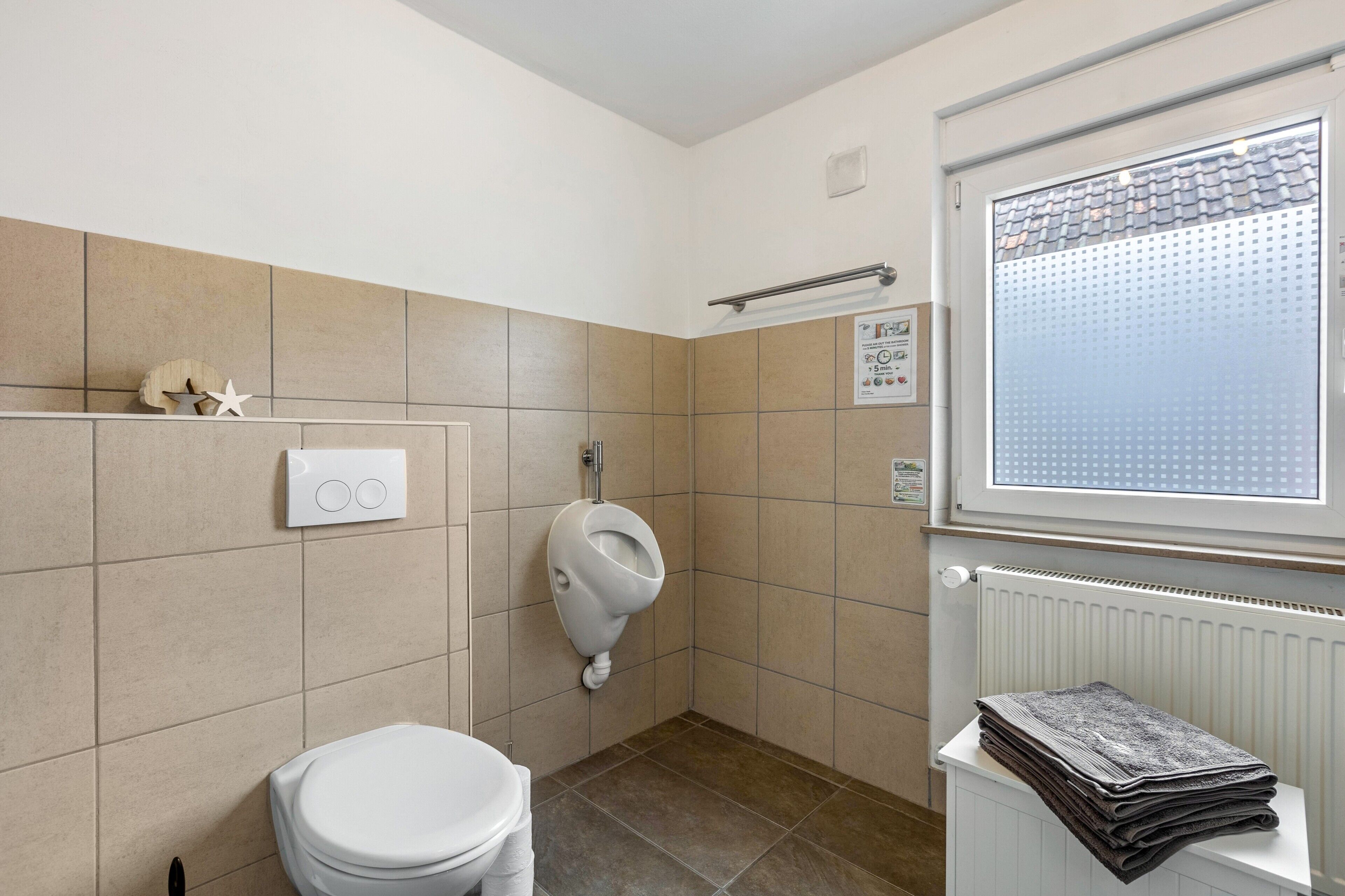 Dusche, kostenlose Toilettenartikel, Haartrockner, Handtücher