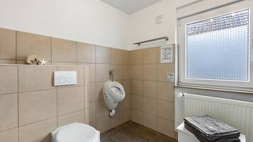 Dusche, kostenlose Toilettenartikel, Haartrockner, Handtücher